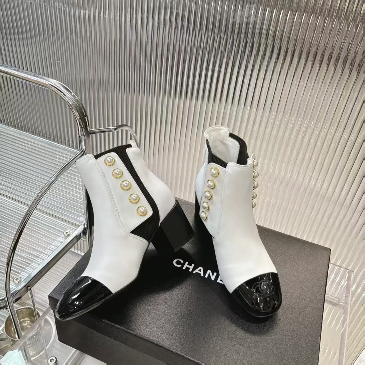 👟👟Ex-factory price 680👟👟 (top version) 𝗖𝗛𝗔𝗡𝗘𝗟𝟐5 years of Chanel𝐅𝐖Must-have for autumn and winter rhombus motorcycle boots Martin boots Xiaoxiangjia's super classic motorcycle boots sweet and cool shape can easily increase the height of the foot and elongate the legs. It is fashionable and fashionable with pearls One-to-one reproduction of the original 👟Material: First-layer cowhide ▪️Heel height: 6.5𝐜𝐦 ▪️Lining: sheepskin ▫️𝐒𝐢𝐳𝐞:𝟑𝟓-𝟒𝟏𝐌(𝟒𝟎, 𝟒𝟏 customization is not returnable) ▪️Sole: original 1:1 molded leather outsole ▫️Color: black, white, apricot (three colors included) ▪️Combined with original full set of packaging📦